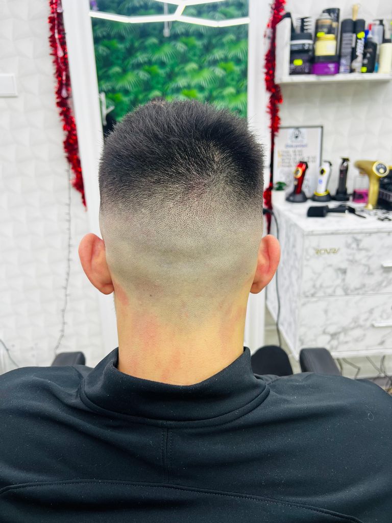 Tuns fade realizat în salon, vedere din spate