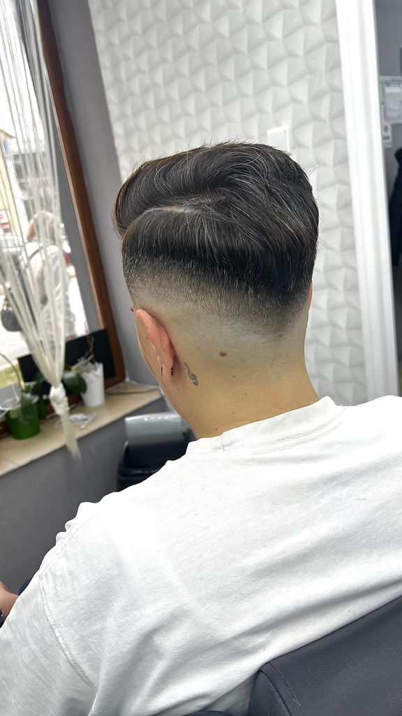 Tuns fade cu păr ondulat, realizat în salon