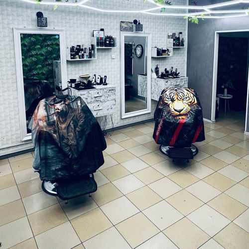 Interiorul salonului Extreme Beauty, cu scaune de frizerie
