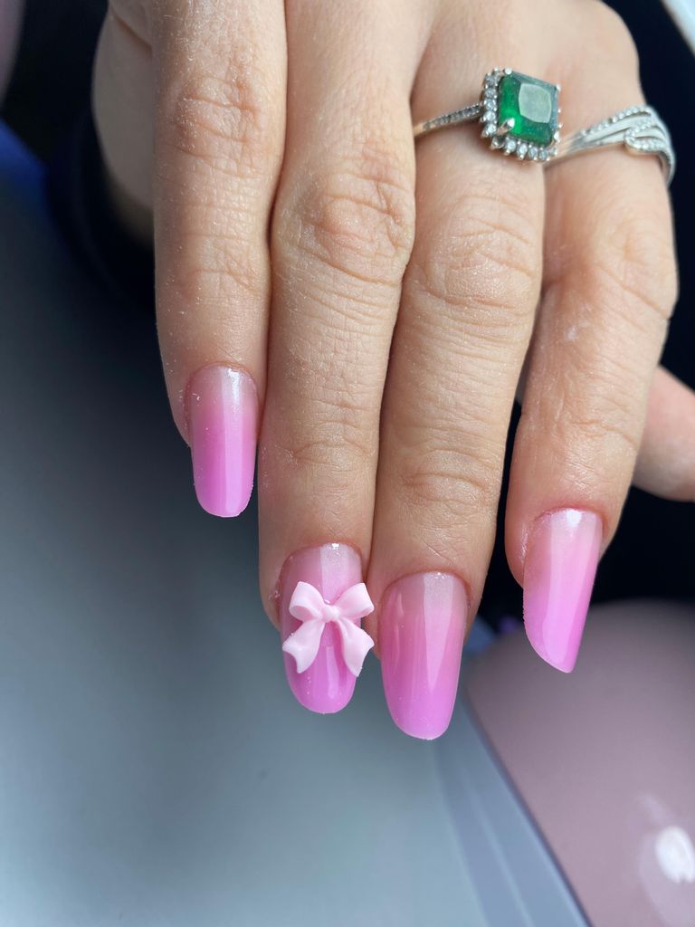 Manichiură roz ombré cu fundiță 3D