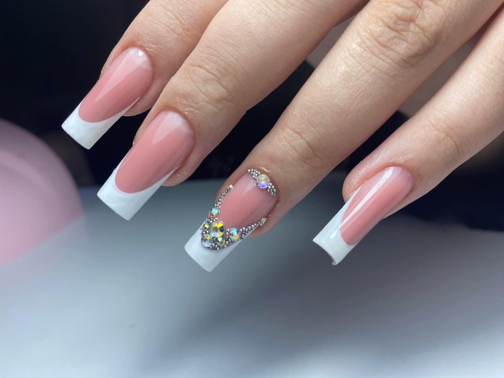Manichiură gel realizată în salonul Extreme Beauty, cu model și cristale
